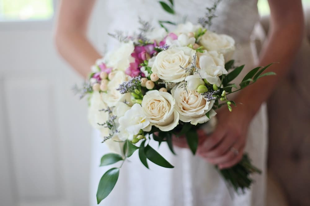 Do you want to know how to choose the flowers for your wedding according to the season? In this article we explain it to you. Need help? Contact us.