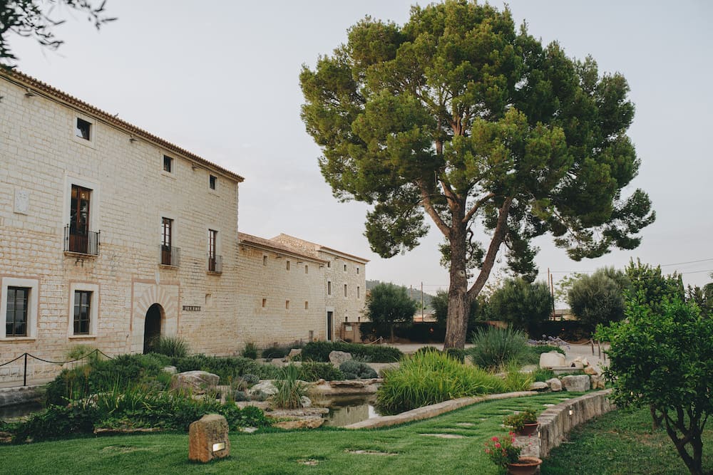 ¿Quieres conocer los mejores lugares para celebrar tu boda en Mallorca? En este artículo te los contamos. ¿Necesitas ayuda? Contáctanos.