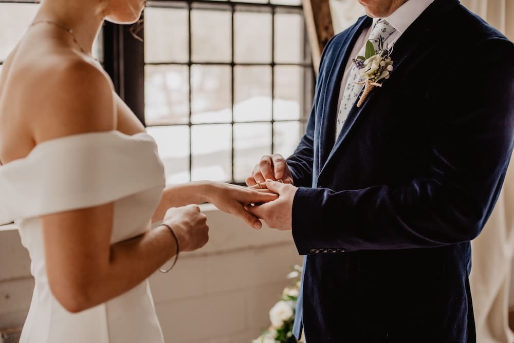 ¿Estás pensando en casarte y quieres saber cómo organizar tu boda? Aquí te dejamos una serie de consejos que seguro te servirán de ayuda.